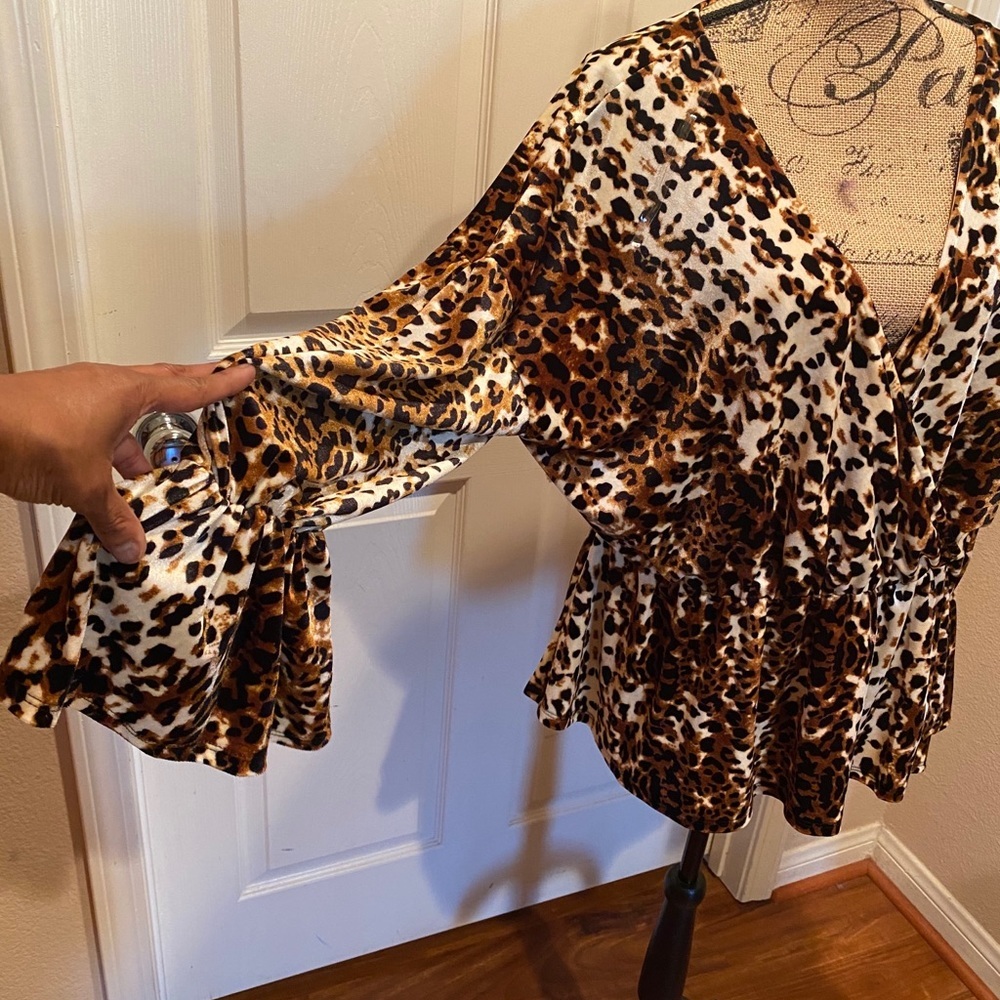 Leopard print blouse with long bell sleeve… - Picture 2 of 5